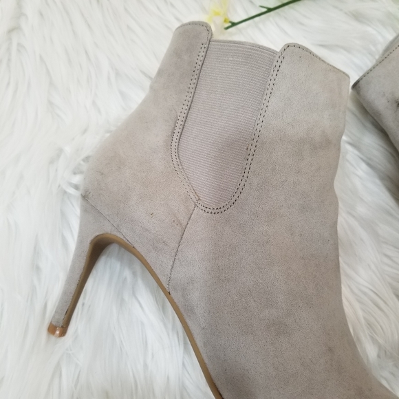 EXPRESS Pointed Faux Suede Heels Ankle Boots Light Gray Color SIZE 9. - Picture 3 of 16